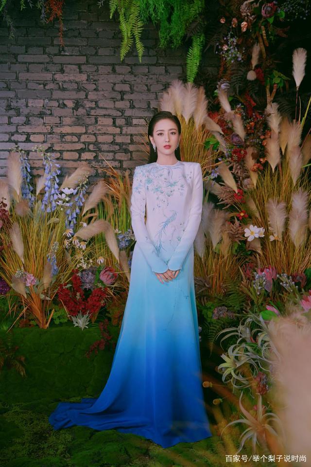 采用的|佟丽娅挽手老公现身，穿白色抹胸裙不敢大步走，陈思诚全当没看见