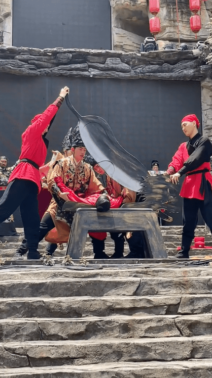 原创砍头戏原来是这么拍的古装戏行刑画面曝光刀刃直接崩了