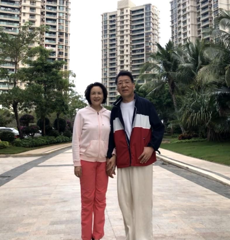 裙子|宋晓英66岁还这么漂亮，跟素人合影老态真实，但整个人气质优雅！