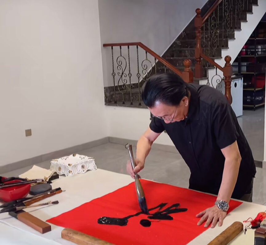 相声名家杨议直播卖"书法",被吐槽写的不如郭德纲,不值钱