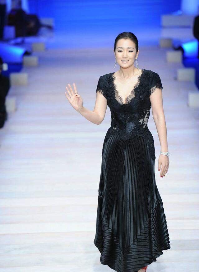 显得|巩俐又美到国外去，穿黑色蕾丝紧身连衣裙走红毯，伪素颜气场更大