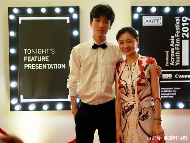 设计|陈婷随老公张艺谋出活动，穿v领长裙美成公主样，脸上笑容没断过