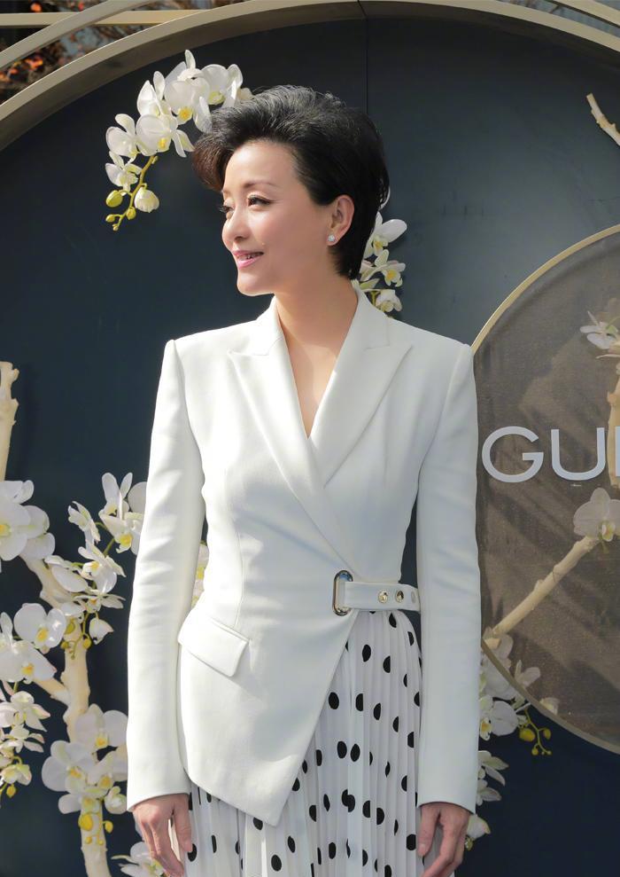 贵妇|杨澜在国外真高调！穿印花长裙戴大礼帽，与外国贵妇同框毫不逊色