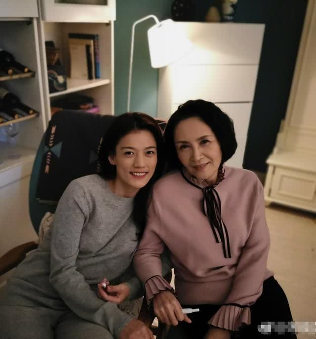 裙子|宋晓英66岁还这么漂亮，跟素人合影老态真实，但整个人气质优雅！