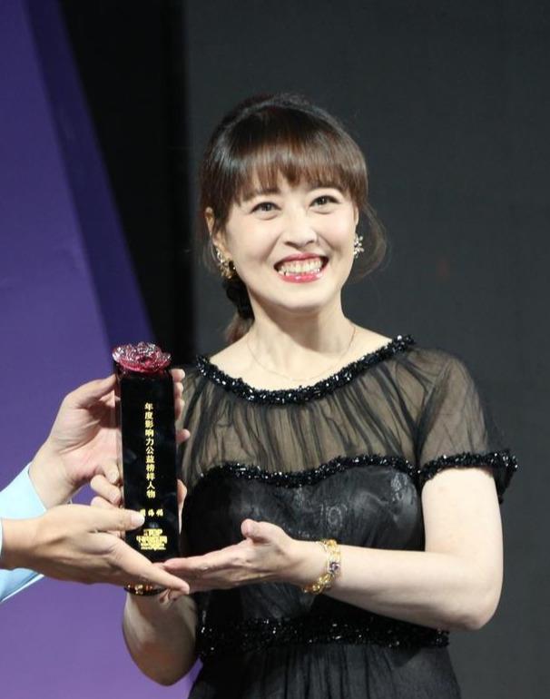 黑色|周海媚“胖了”更美,小圆脸怎么穿都“嫩”,搭配黑裙还很优雅