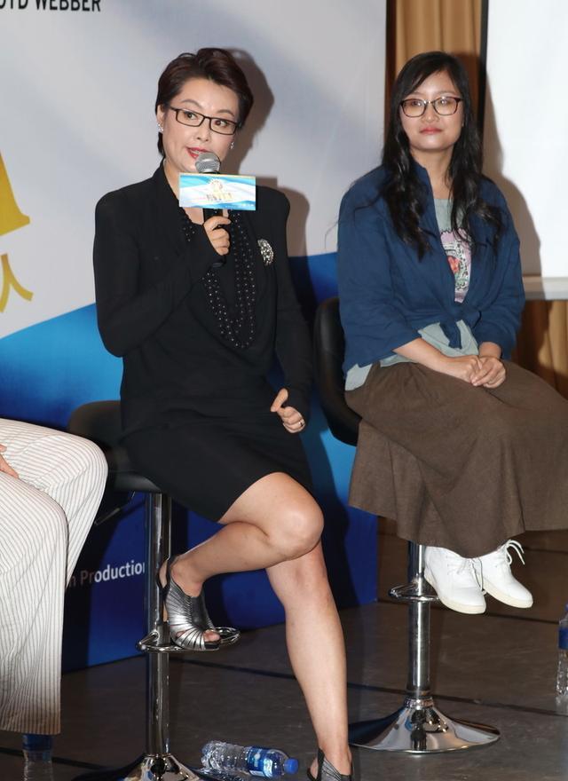 短裙|袁立真实会选衣服，垫肩短裙太霸气，一般人穿不出来这效果
