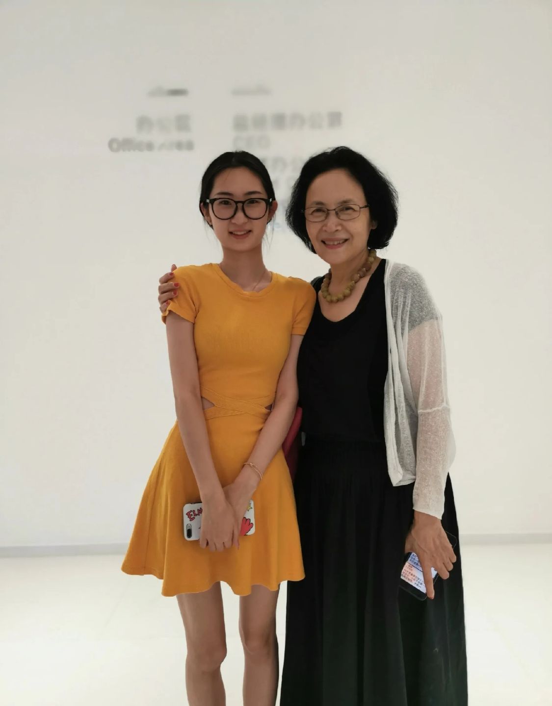 裙子|宋晓英66岁还这么漂亮，跟素人合影老态真实，但整个人气质优雅！