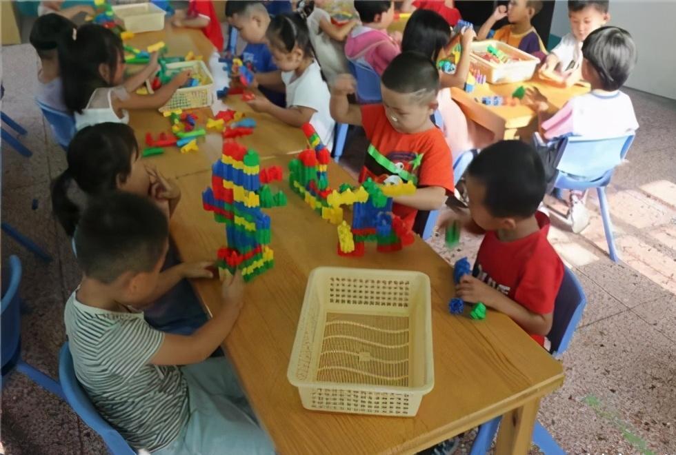 攻击性|在幼儿园里易受排挤的孩子，大多拥有三点特质，看看你家孩子有没