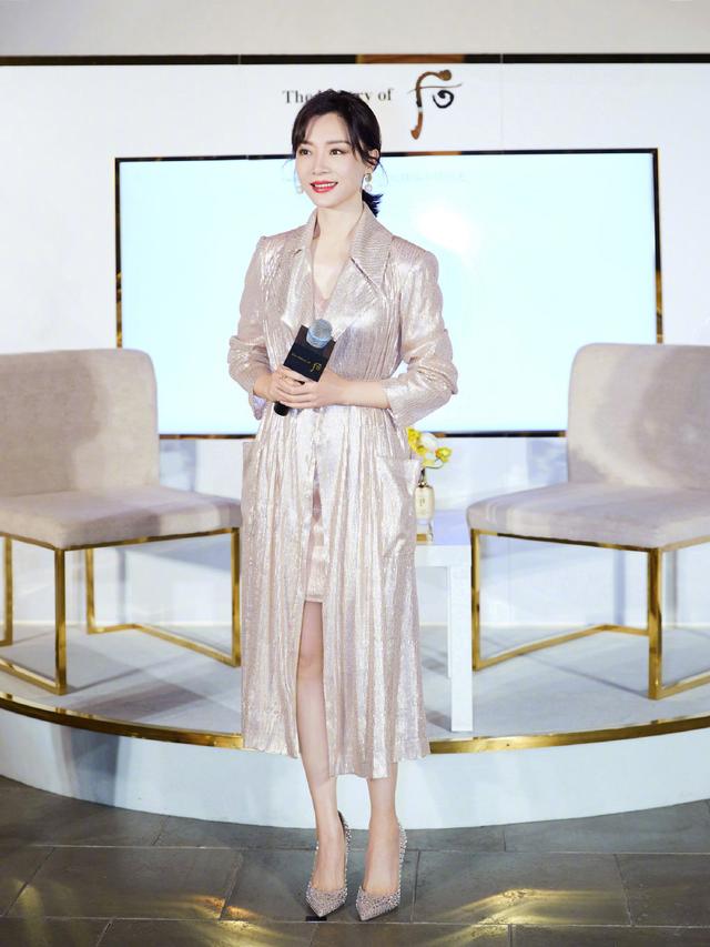 衣裙|佩服陈数，穿深蓝色风衣裙还曲腿坐，配丝绒高跟鞋美腿更撩人了