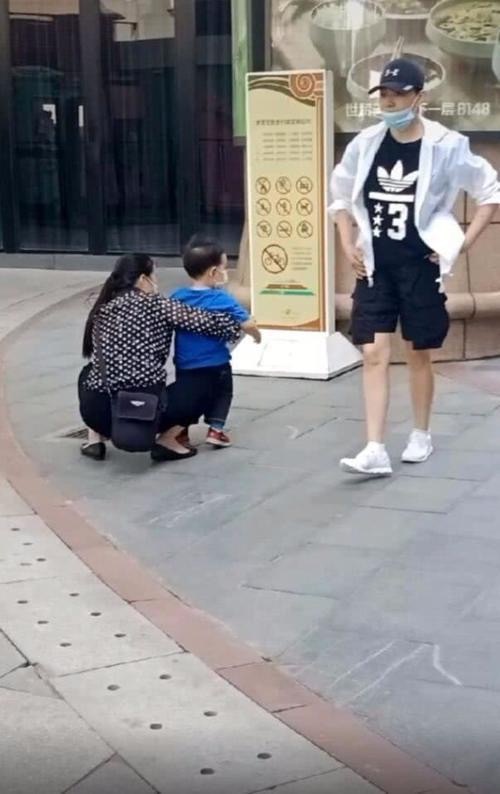 显得|宋丹丹上节目穿短裤,都满脸皱纹的60多岁老人,露腿也太敢了吧!