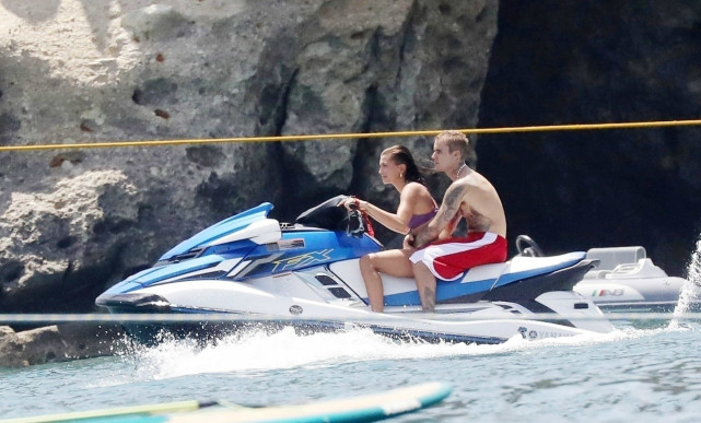 希腊|比伯夫妇甜蜜游希腊!迷妹妻子挖空心思秀身材,高级脸美过赛琳娜