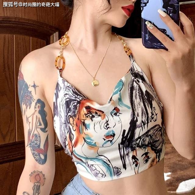 沈梦辰|肚兜吊带不愧是最凉快的夏季单品，沈梦辰和她都在穿，辣妹必备