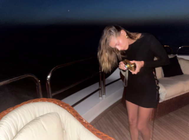 希腊|比伯夫妇甜蜜游希腊!迷妹妻子挖空心思秀身材,高级脸美过赛琳娜