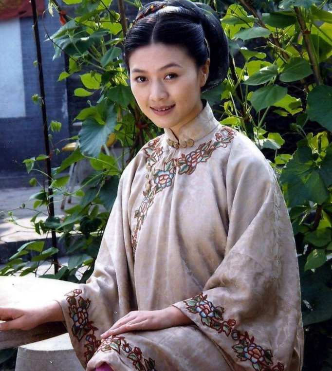 原创26岁演蛇蝎美成名,39岁富豪老公狱中离世,今与女儿相依为命