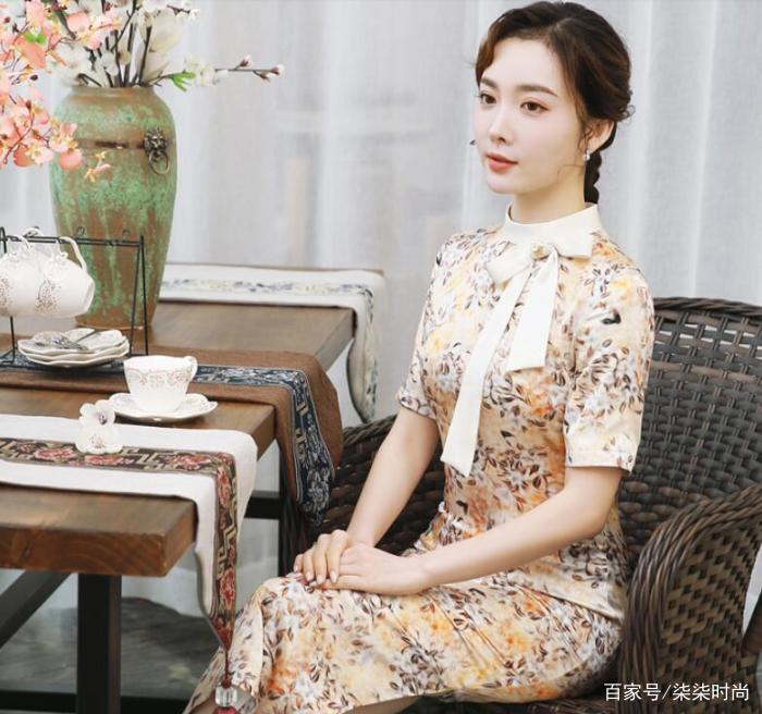 显得|女人再美也得精心打扮,看我小姨身上穿的旗袍连衣裙,真美