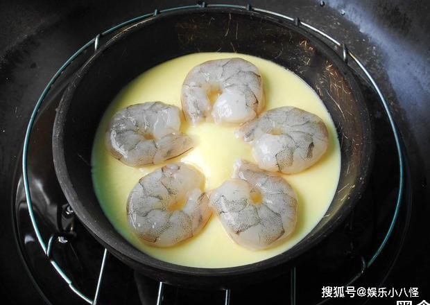 带着|口感嫩滑的虾仁蒸蛋，营养又带着虾的鲜味，秋日早餐必备