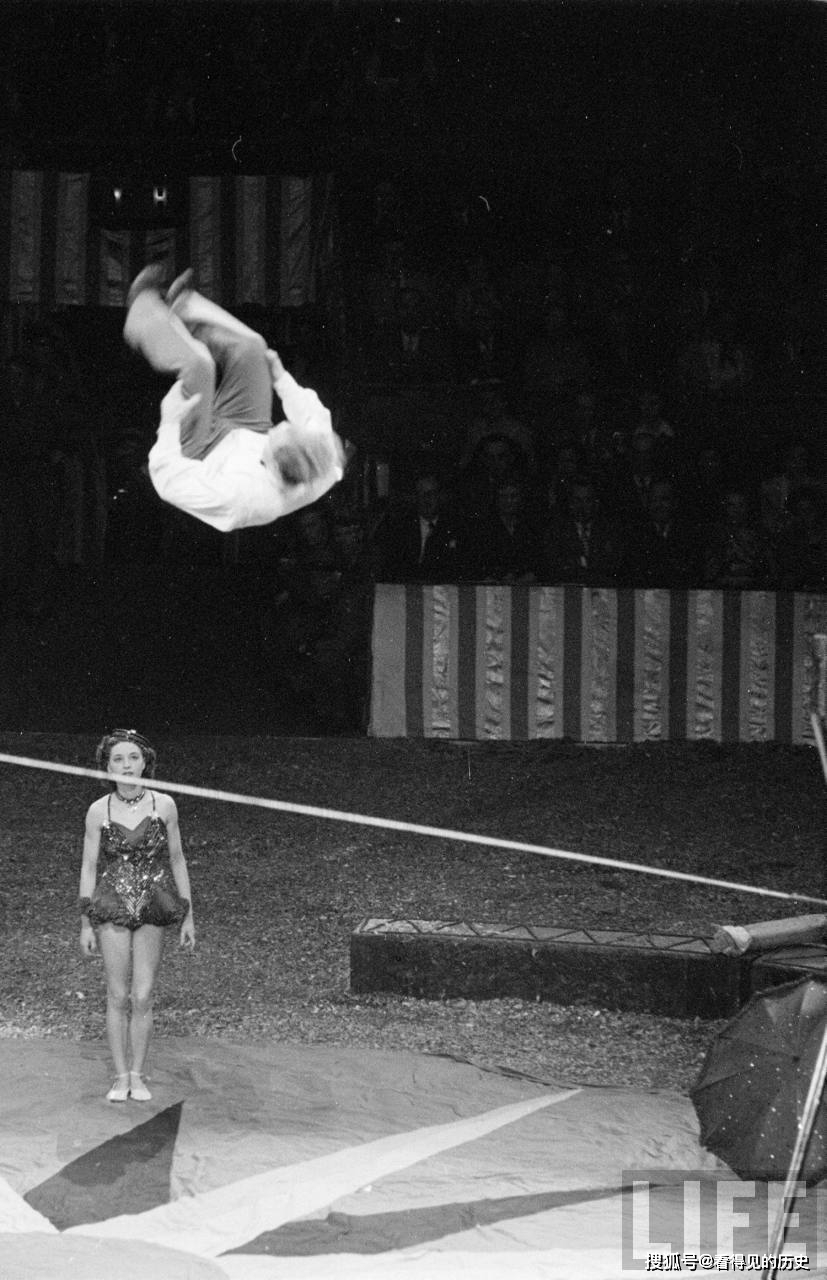 美国的马戏团表演,总是充满了奢华之气.1952年,美国马戏团的表演.