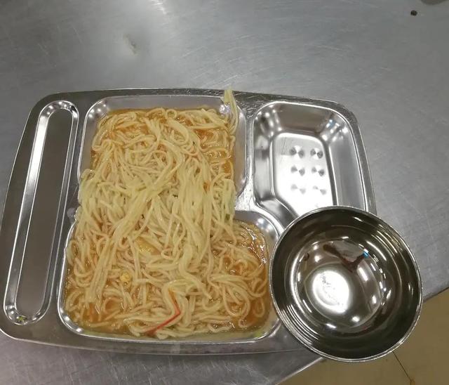 中晚餐|实拍：深圳某工厂食堂，早餐只需一块钱，还管饱