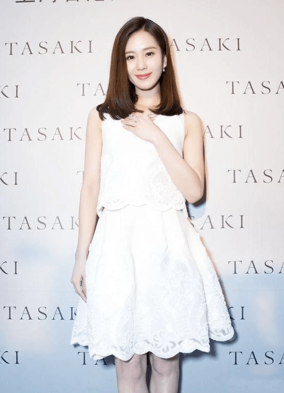 章泽天才是商圈气质女神穿一袭无袖白色的连衣裙干练洋气