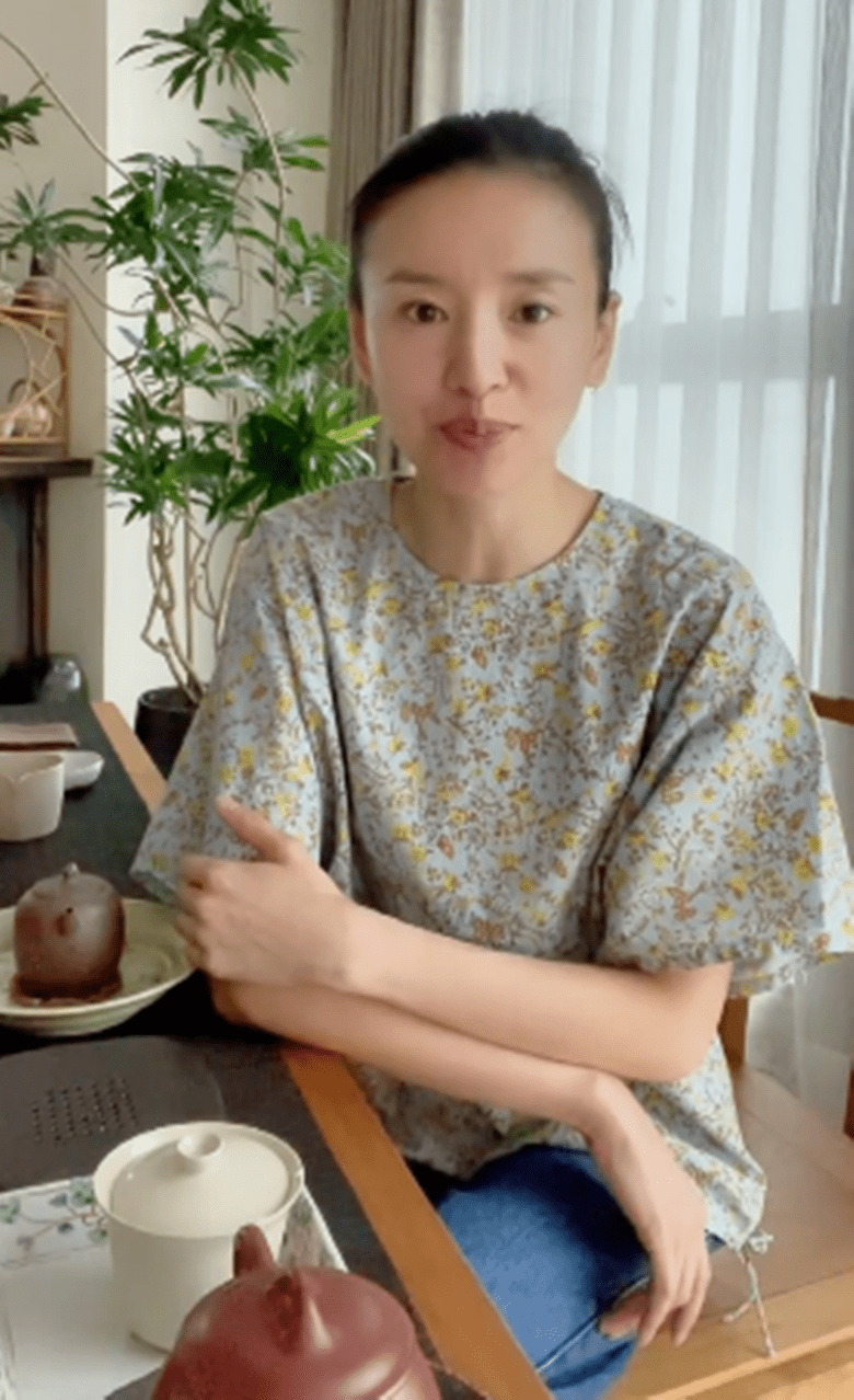 董洁素颜出镜皱纹干瘪瘦削的身材青筋凸起俨然一个老阿姨