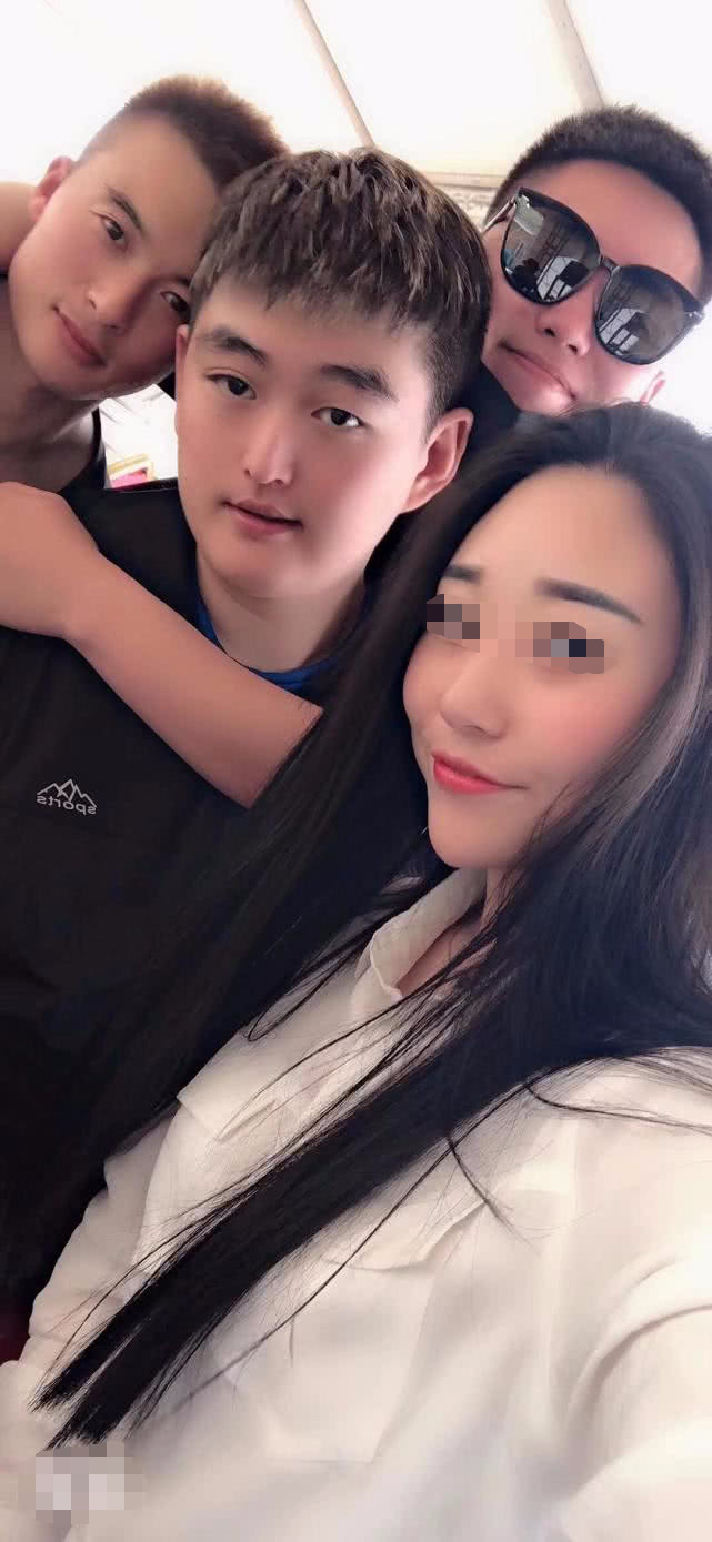 女生看见男生耳朵红 男生在女生面前耳朵红