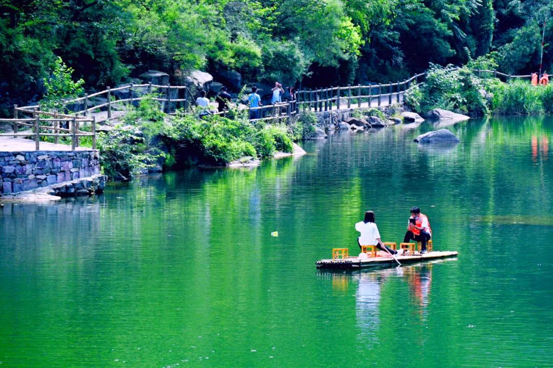 進入景區 行走在山間,一路有流水相伴 聽著水流潺潺,涼意陣陣襲來