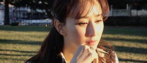 面料|胡静穿长款风衣亮相，既洋气又时髦，看不出她年龄42岁了