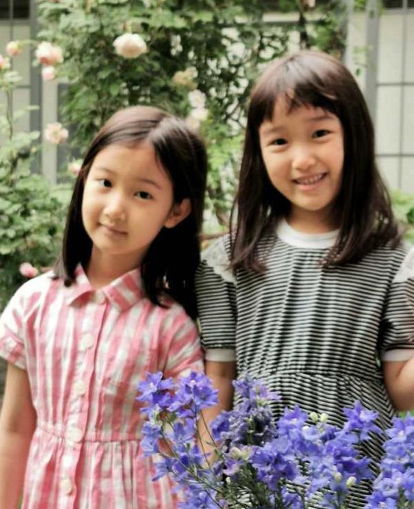 显得|赵子琪时尚又精致，两个女儿穿花裙甜美可爱，衣品不比妈妈差