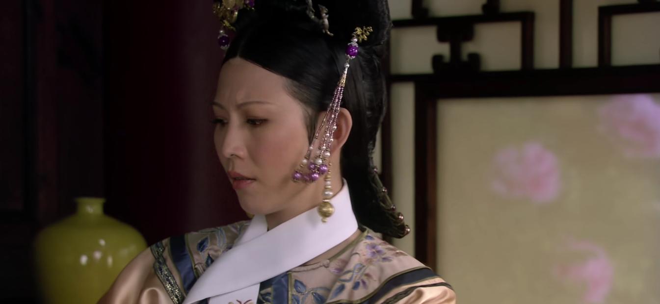 甄嬛传:被纯元罚跪流产的侧福晋,到底是谁?原著写的很明白