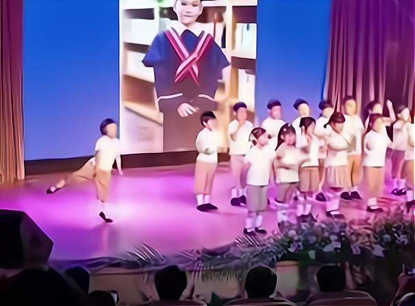 进行|1名幼儿园小朋友“火了”，在毕业典礼上，做了很多人不敢做的事