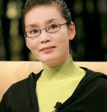 大气|潘虹65岁也优雅大气,一身蓝裙搭配得体大方,比刘晓庆老得更自然