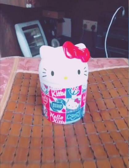 动画片|小奶猫被关在盒子中，主人稍微一斜，小家伙倒出来的表情萌翻了！