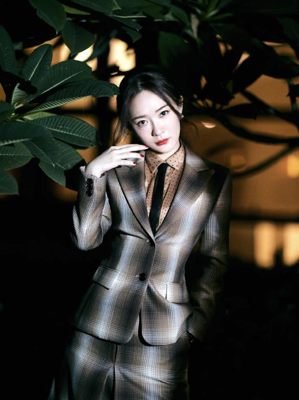 霍思燕杜江又秀恩爱,她穿玫红色短袖配牛仔裤温柔随性,高级洋气