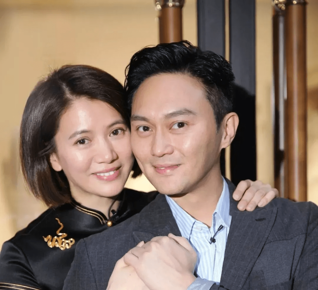 袁咏仪 袁咏仪张智霖相爱28年如初恋，冻龄状态超级棒，看背影像三十的_中国香港