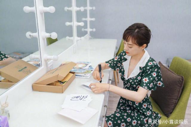 长发|孙俪身穿绿色小碎花裙，气质十分温柔