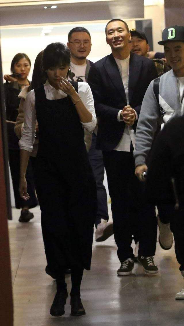 显得|徐静蕾和黄立行出行,穿衬衣背带裙真嫩,而黄立行偷看眼神太有爱