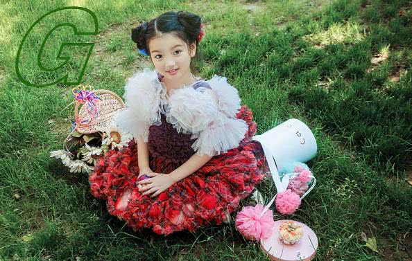 父女|阿拉蕾与妹妹拍摄写真,两姐妹五官非常相似,身着蓬蓬裙甜美可爱