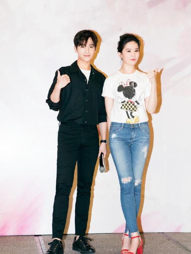 身材|刘亦菲穿白T恤配牛仔裤，素颜现身机场，颜值也足以惊艳众人