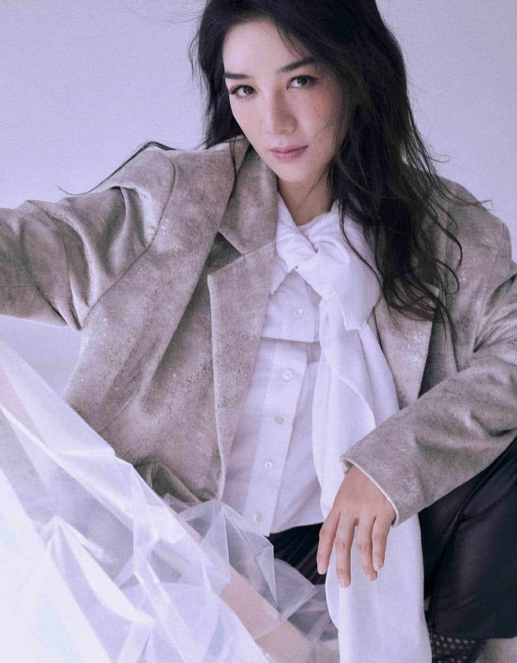花朵|黄奕这颜值还是抗打的,穿花朵镂空裙戴珍珠项链,42岁娇嫩十足