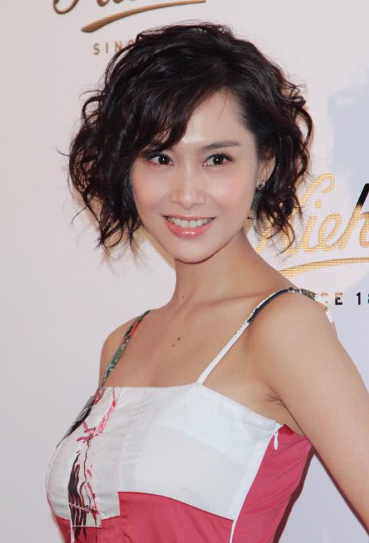 身材|朱茵再次兴风作浪，穿吊带连衣裙配泡面头，48岁年纪20岁身材