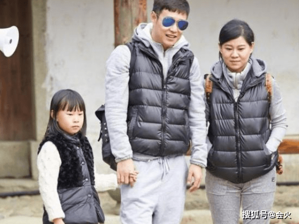 指甲|小沈阳15女儿近照变胖！两个腮帮子圆鼓鼓，化浓妆涂指甲打扮成熟