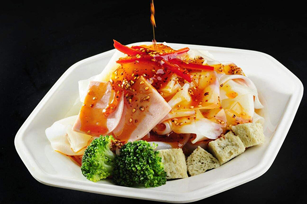 凉皮也是有几种分类的,比如擀面皮,麻酱凉皮等,凉皮一般是由小麦粉