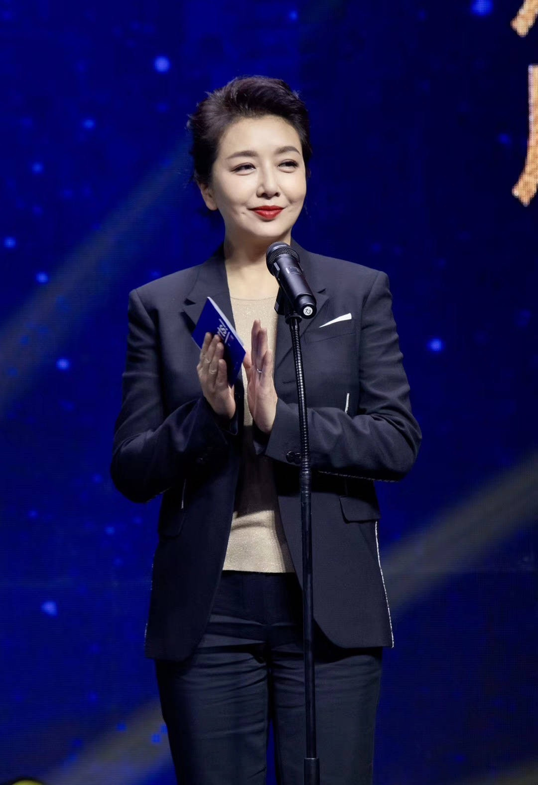 54岁江珊变瘦后“逆生长”,扎马尾化淡妆秀好身材