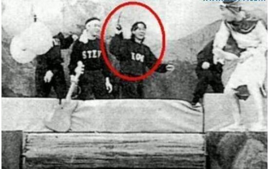 黄家驹离世27年,戴白花穿孝服大闹灵堂的未婚妻,现在怎么样了?