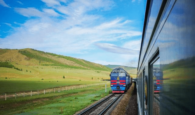 西安南到拉萨的z917次列车,全程35小时30分钟,沿途经停西安站,咸阳站