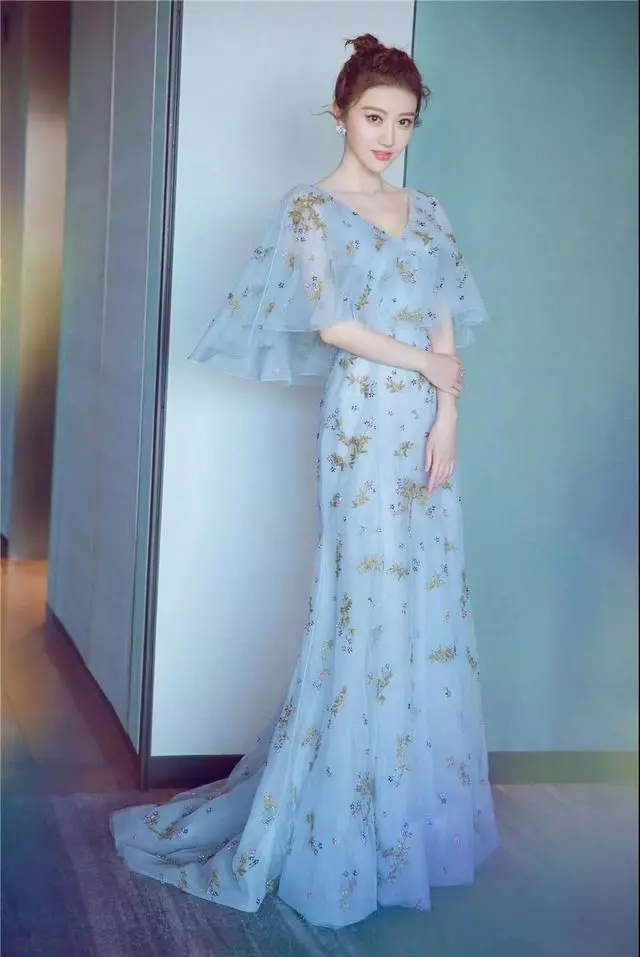 怎么穿衣服才显得干净清新 2d9555a5acc34093984cbb03e66787d0.jpeg