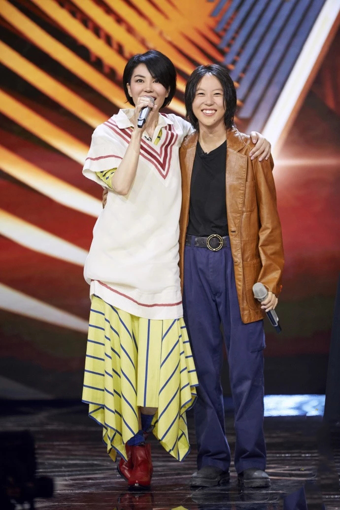 显得|王菲真是不服老，穿百褶长裙气质脱俗，但脸上皱纹暴露了年纪