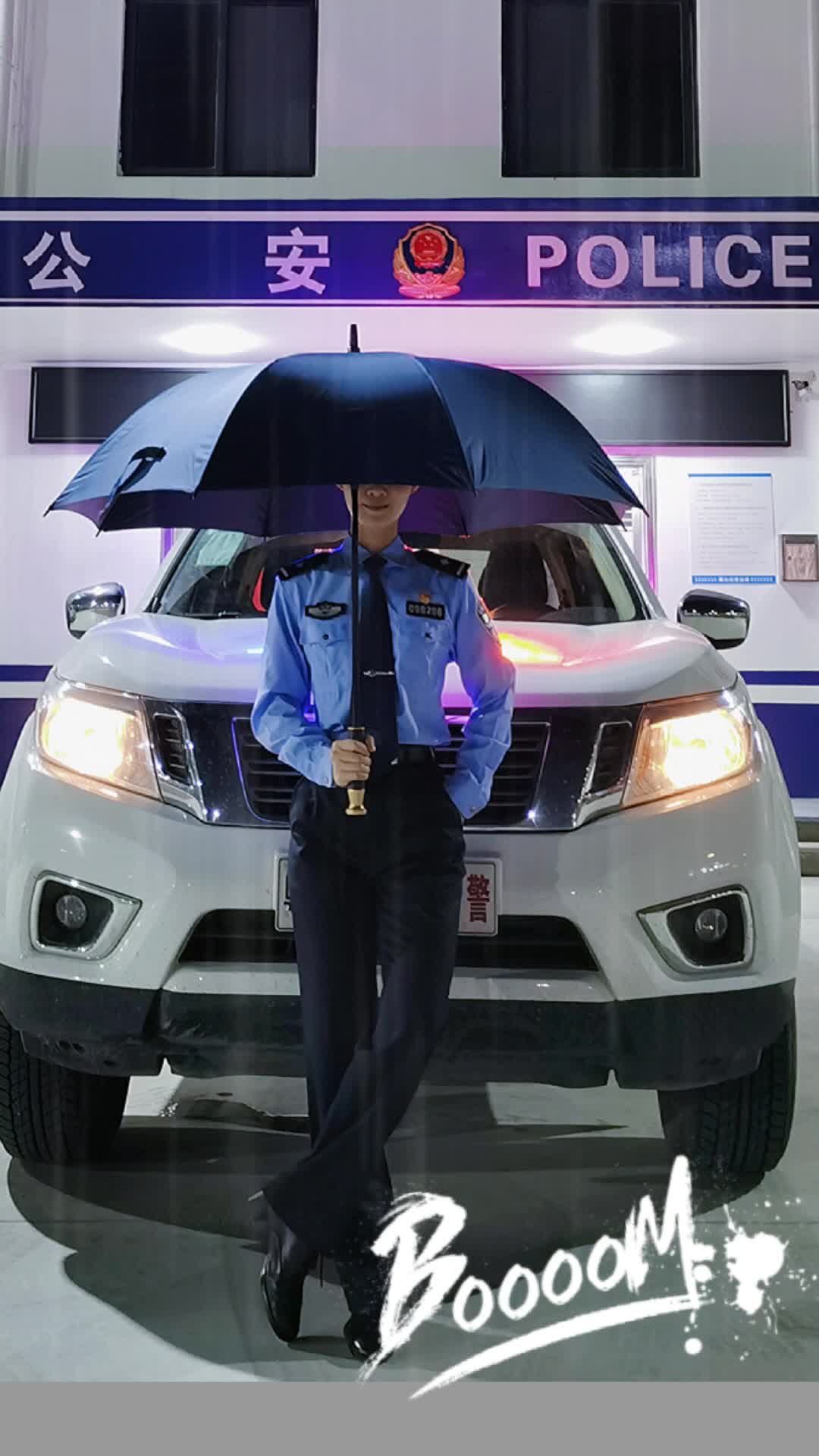 车前打伞风霜雪雨酷暑寒冬铁警一路为您撑伞