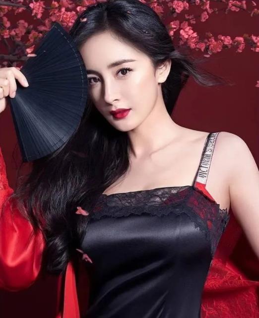 黑色|杨幂吊带真丝睡衣大秀好身材！雪肤娇嫩性感撩人