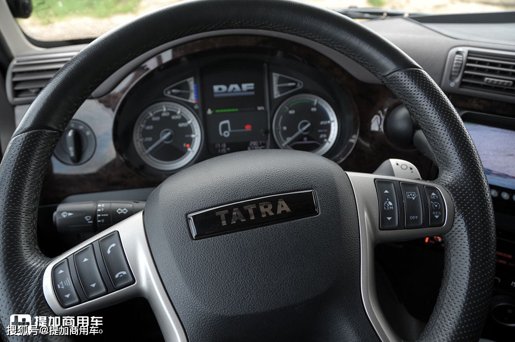 虽然车标,方向盘上的标志都换成了 太脱拉,但仪表盘内部的logo还是